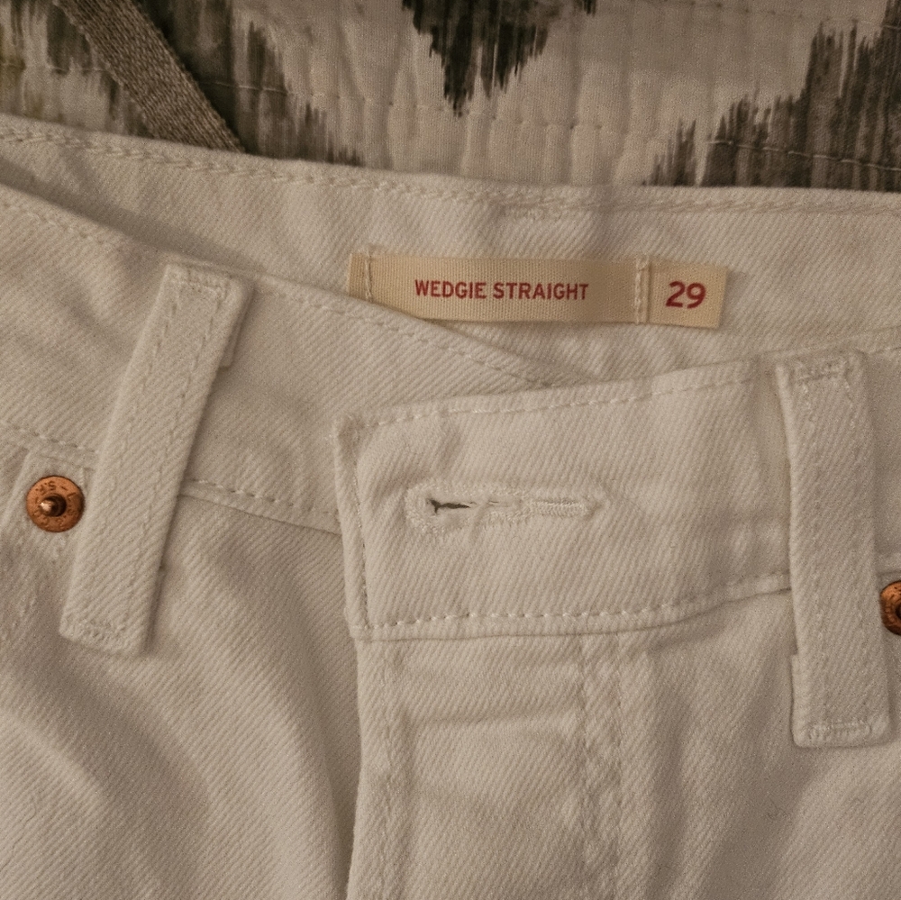 Levi's white wedgie size 29